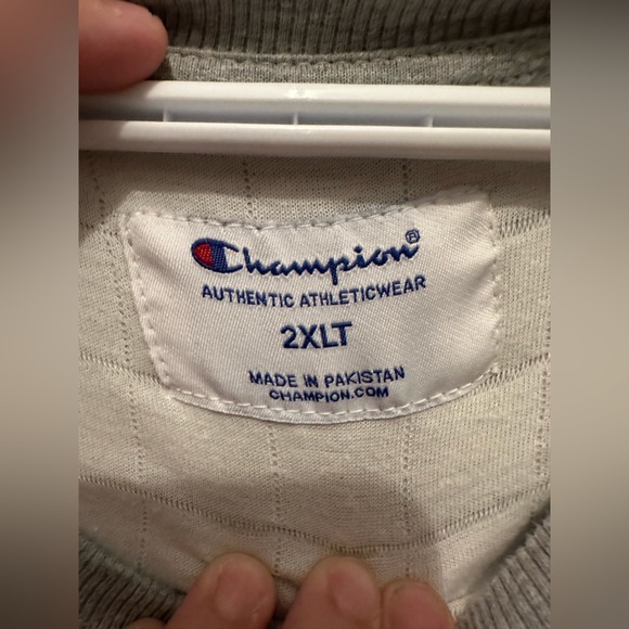 Champion men’s crewneck - Picture 2 of 3